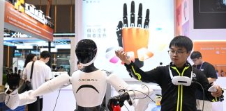 Cina: area dedicata ai robot di servizio alla 138ma Fiera di Canton (1)