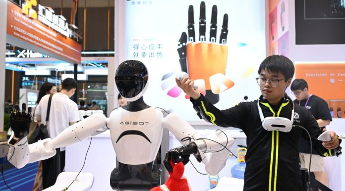 Cina: area dedicata ai robot di servizio alla 138ma Fiera di Canton (1)