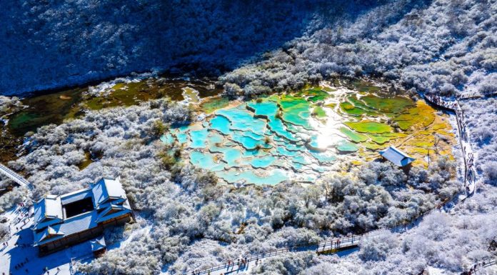 Cina: prima nevicata a Huanglong, atmosfera magica tra laghetti naturali (2)