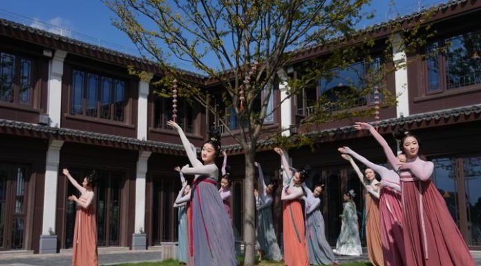 Cina: festival di danza anima l’antica cittadina di Xinshi (2)