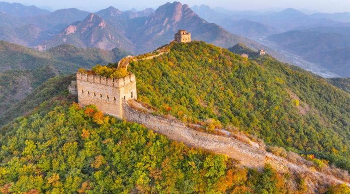 Cina: lo spettacolo autunnale nel tratto di Dongjiakou della Grande Muraglia (1)