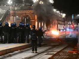Bologna, tensione tra corteo Pro Pal e forze dell’ordine in occasione di Virtus-Maccabi
