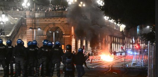 Bologna, tensione tra corteo Pro Pal e forze dell’ordine in occasione di Virtus-Maccabi