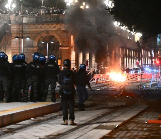 Bologna, tensione tra corteo Pro Pal e forze dell’ordine in occasione di Virtus-Maccabi