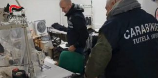 Tre arresti a Roma per caporalato, sigilli a una sartoria di Torpignattara / Video