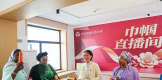 Cina: a Pechino delegate visitano centro servizi durante incontro su donne (1)