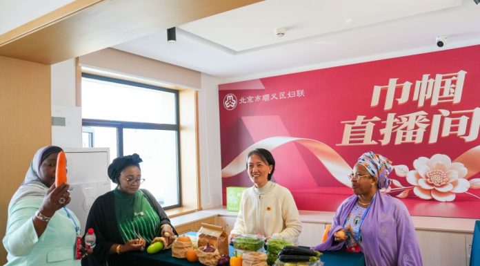 Cina: a Pechino delegate visitano centro servizi durante incontro su donne (1)