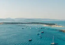Auto finisce in un canale, due carabinieri in vacanza a Formentera salvano un uomo