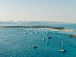 Auto finisce in un canale, due carabinieri in vacanza a Formentera salvano un uomo