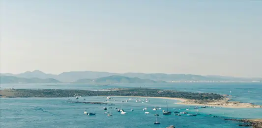 Auto finisce in un canale, due carabinieri in vacanza a Formentera salvano un uomo
