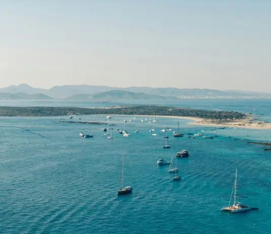 Auto finisce in un canale, due carabinieri in vacanza a Formentera salvano un uomo