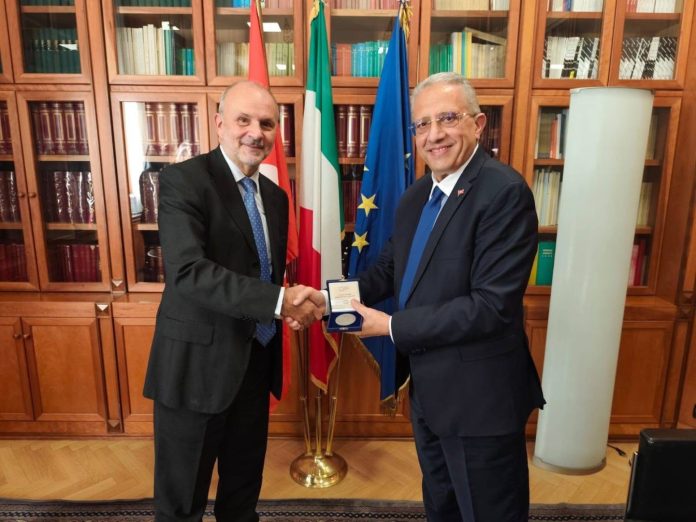 ministro tunisino della Salute, Mustapha Ferjani, e il suo omologo italiano, Orazio Schillaci,