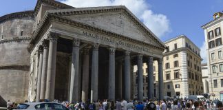 Cade dal muro del Pantheon, muore un turista giapponese di 70 anni