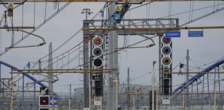 Travolti da un treno mentre attraversavano i binari: un morto e due feriti gravi in provincia di Novara