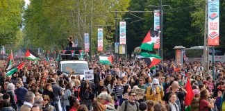 Disordini durante la visita di Meloni, a Torino denunciati 13 pro Palestina