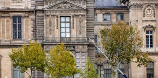 Rapina in pieno giorno al Louvre, rubati i gioielli della collezione di Napoleone