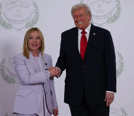 Meloni al NYT: “Credevo con Trump sarebbe stato più facile”. Sui social risponde a Schlein: “Nessun boomerang, Patto Ue svolta positiva per l’Italia”