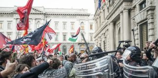 Tafferugli a Milano davanti a Palazzo Marino dopo il no del Consiglio Comunale allo stop del gemellaggio con Tel Aviv