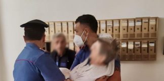 Incendio nell’appartamento, anziana disabile salvata dai carabinieri nel Napoletano