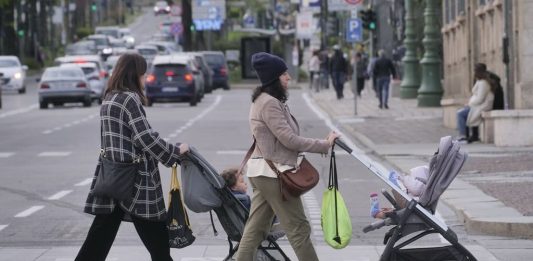 Il 20% degli italiani non ha figli e non intende farne, il doppio della Francia
