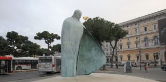 Imbrattata a Roma la statua di Papa Wojtyla, Meloni “Atto indegno”
