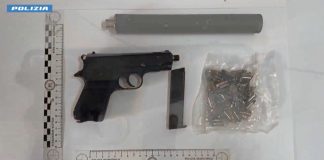 Deteneva mitragliatrice e pistola con silenziatori in casa, arrestato 46enne a Siracusa / Video