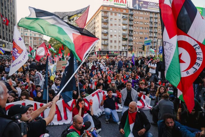 Milano, Il corteo a sostegno della Global Sumud Flotilla dopo l'abbordaggio dell'esercito di Israele al largo delle coste di Gaza
