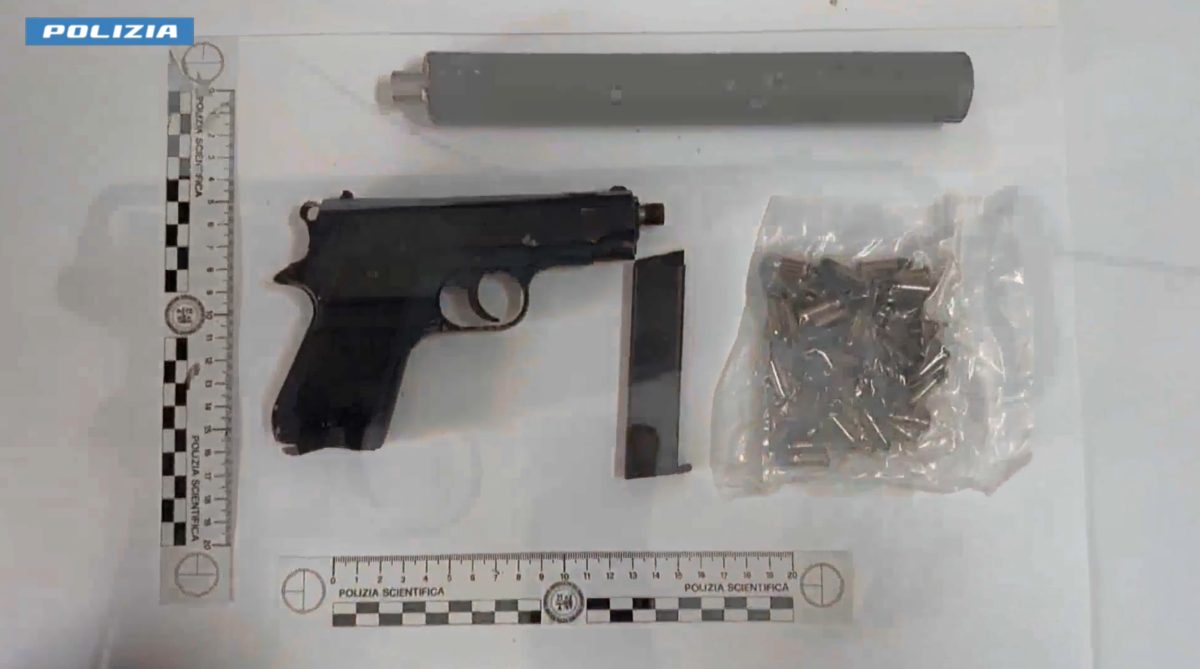 Deteneva mitragliatrice e pistola con silenziatori in casa, arrestato 46enne a Siracusa / Video