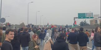 Il corteo Pro Pal raggiunge la tangenziale Est di Milano, tensioni con gli agenti a Cascina Gobba