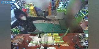 Arrestati a Torino due autori di rapine aggravate in diversi esercizi commerciali / Video