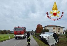Scontro tra un pullman di studenti e un’auto nel Trevigiano. Morto il conducente del suv, 15 ragazzi feriti