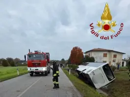 Scontro tra un pullman di studenti e un’auto nel Trevigiano. Morto il conducente del suv, 15 ragazzi feriti