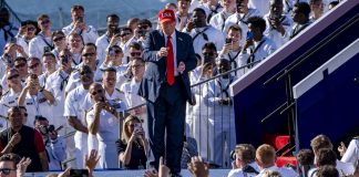 Trump sulla portaerei USS George H. W. Bush per celebrare i 250 anni della Marina Usa