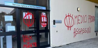 Scritte no vax e minacce ai medici sulle vetrate dello Spisal a Vicenza