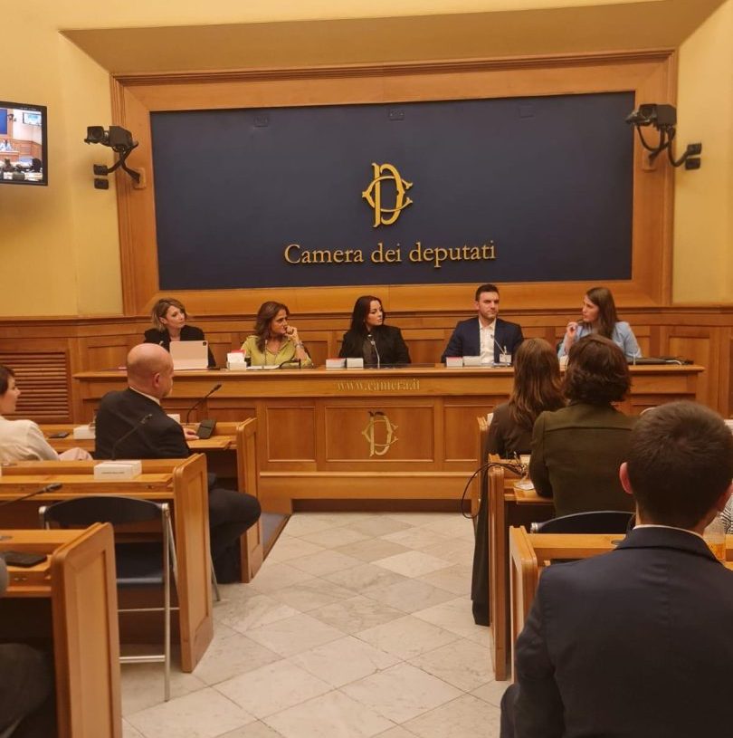 In Italia ogni tre giorni viene commesso un femminicidio, nasce il “Calendario Rosso” In Italia ogni tre giorni viene commesso un femminicidio, nasce il “Calendario Rosso”