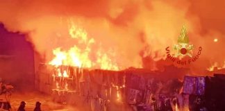 Violento incendio nella zona industriale di Macchiareddu, non ci sono feriti