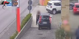 Donna assalita dall’ex nel Napoletano, un 49enne arrestato dai Carabinieri / Video