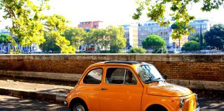 Roma alla prova della mobilità: cosa guida davvero l’acquisto di un’auto oggi fiat 500 gialla Roma
