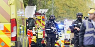 Attacco fuori da una sinagoga a Manchester, 2 morti e 3 feriti gravi. Ucciso l’aggressore