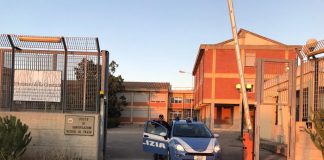 Tragedia a Porto Pino, migrante trovato morto a bordo di un barchino: arrestati gli scafisti