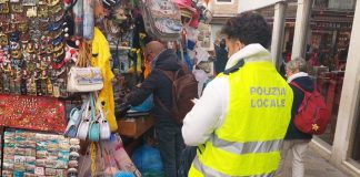 Proseguono i controlli della Polizia locale, sequestrati oltre 1.200 articoli non conformi