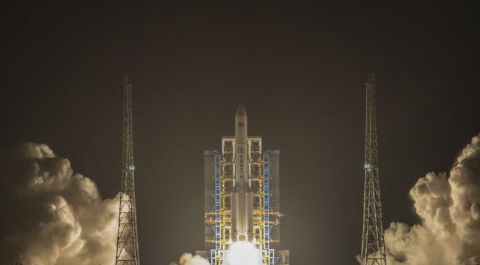 Cina: lanciato satellite di prova per comunicazioni con razzo Long March-5