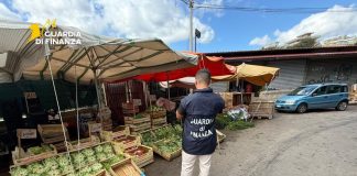 A Palermo sequestrato un mercato ortofrutticolo abusivo nel quartiere Zisa / Video