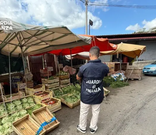 A Palermo sequestrato un mercato ortofrutticolo abusivo nel quartiere Zisa