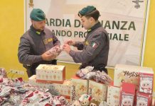 Sequestrati a Genova device Apple, Labubu e abbigliamento di noti marchi falsi / Video