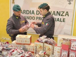 Sequestrati a Genova device Apple, Labubu e abbigliamento di noti marchi falsi / Video