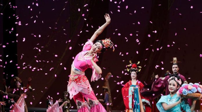 Cina: danza di Dunhuang conquista turisti sulla via della seta (1)