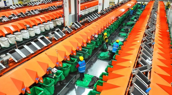 Cina: aziende lavorano a pieno ritmo nel festival dello shopping “Double 11” (1)