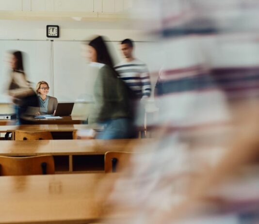 JLR lancia programma gratuito per colmare divario competenze STEM nelle scuole