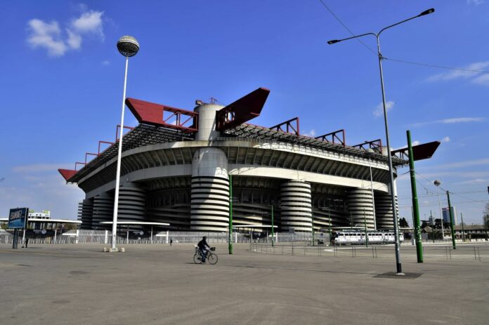 Stadio Giuseppe Meazza di San Siro con visitatori italiani e stranieri